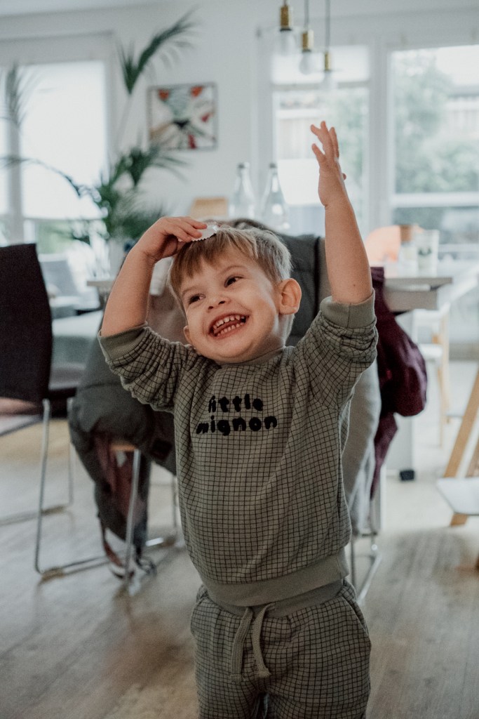 Kleinkind freut sich über eine Süßigkeit