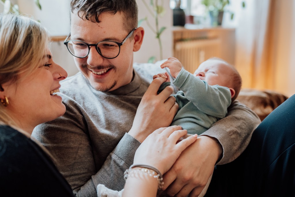 Mama und Papa lachen sich an