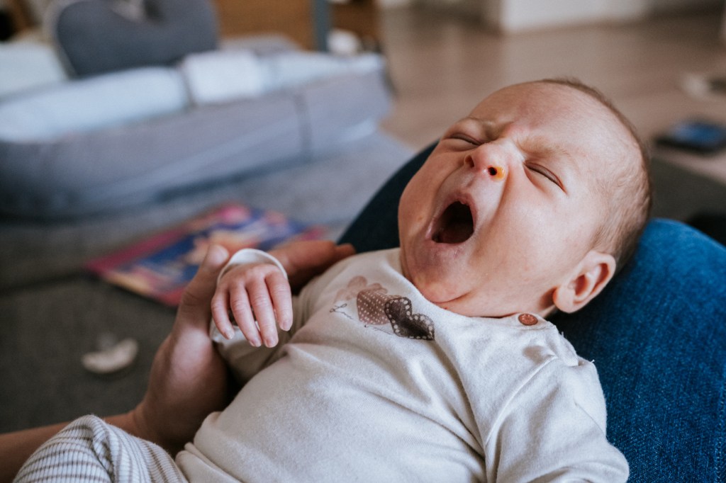 Baby gähnt