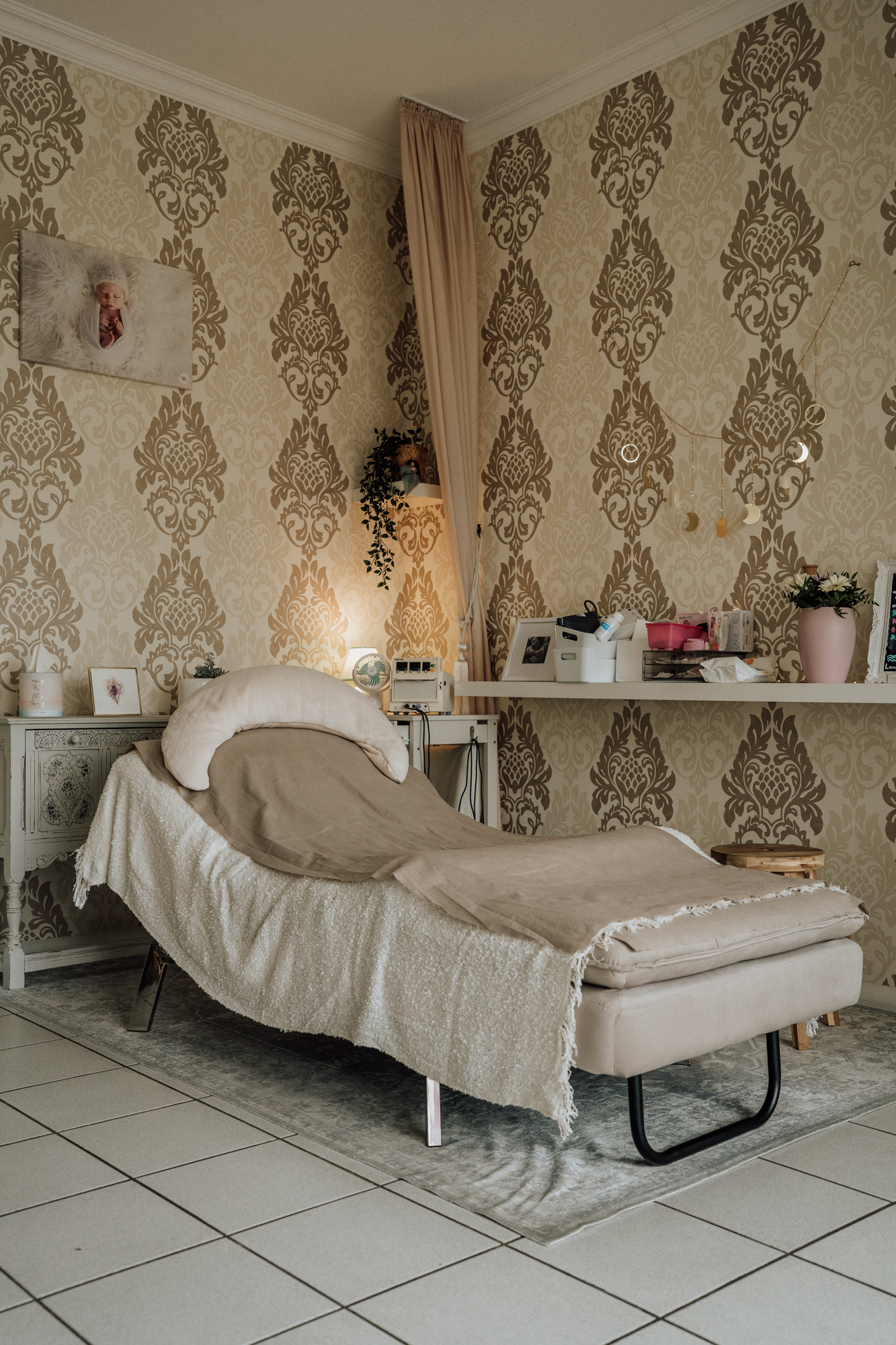 Behandlungsliege im Hebammenzimmer
