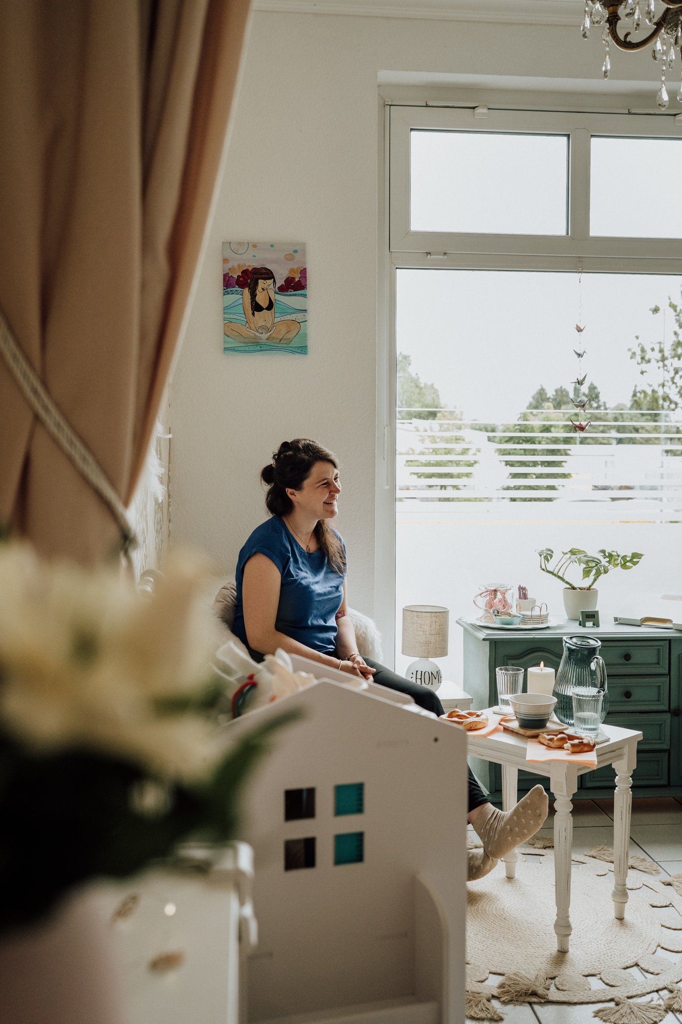 Patientin schaut Hebamme an