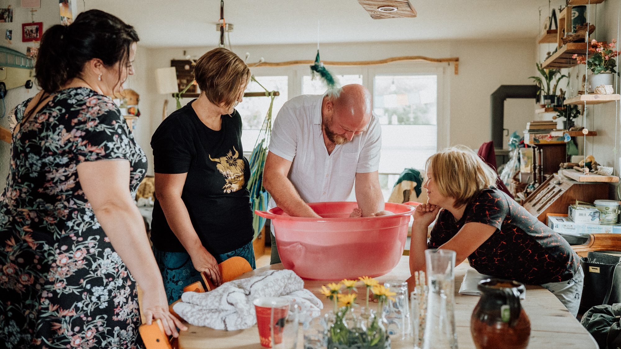 Familie badet Baby zum ersten Mal
